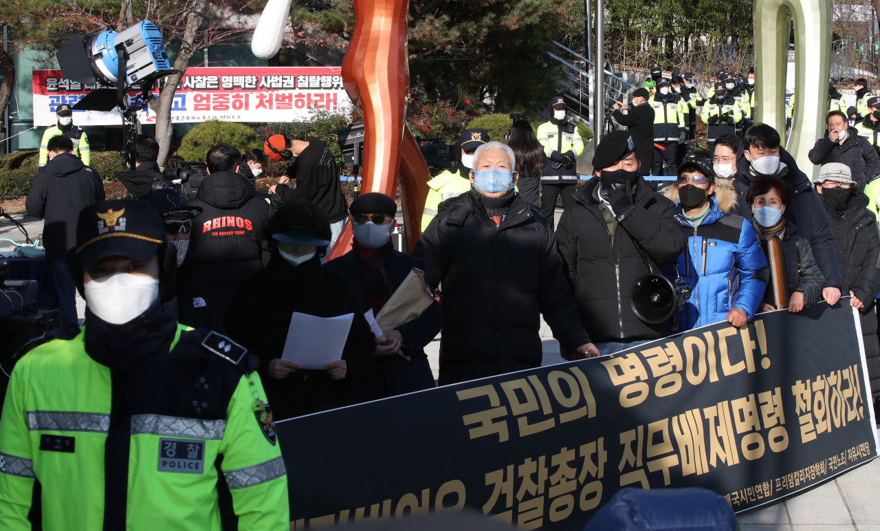 Supporters of Prosecutor-General Yoon Seok-youl protest outside the Seoul Administrative Court on Monday. (Yonhap)