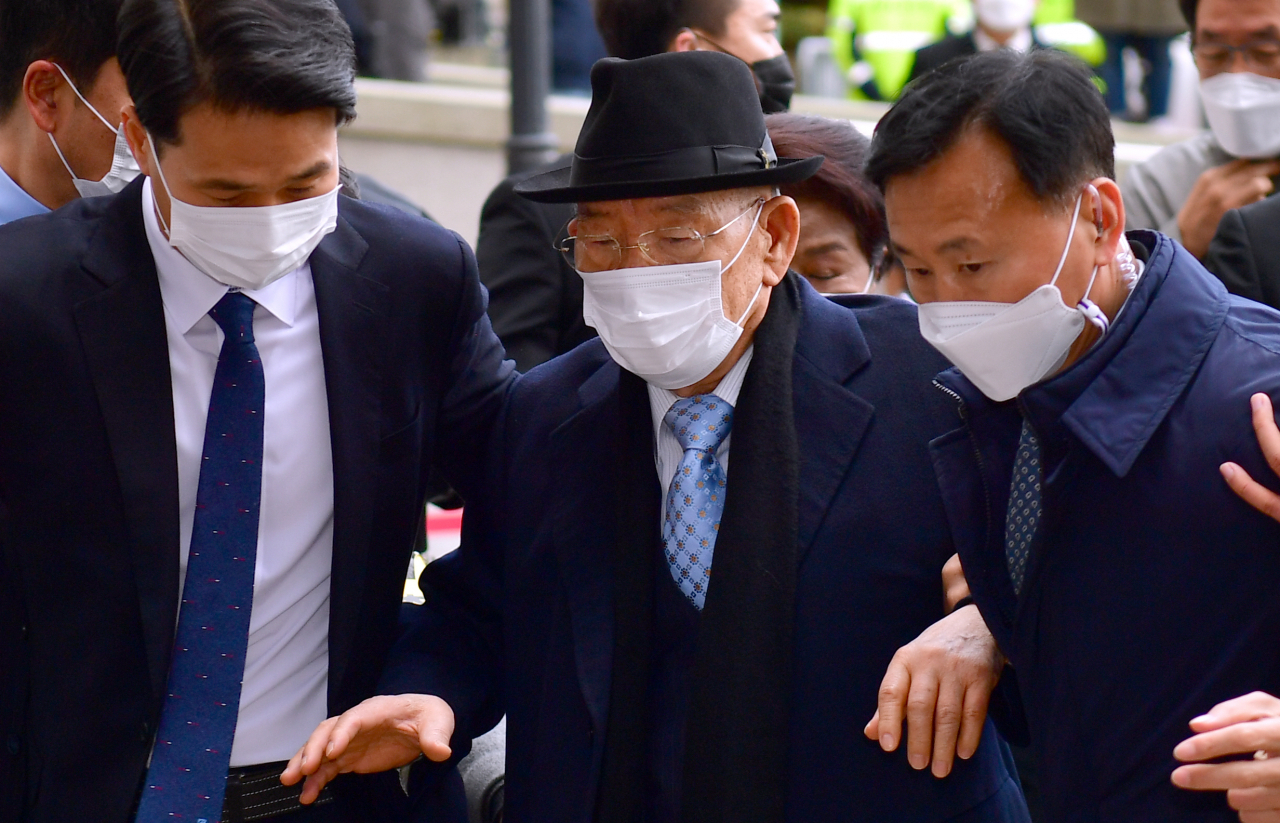 30일 오전 전두환 전 대통령이 피의자 신분으로 광주 동구 지산동 광주지방법원에 출석하고 있다. 전씨는 5·18 민주화운동 당시 헬기 사격을 목격했다고 증언한 고(故) 조비오 신부를 회고록에서 비난하고 명예를 훼손한 혐의로 재판에 넘겨져 이날 1심 선고를 받는다. [연합]