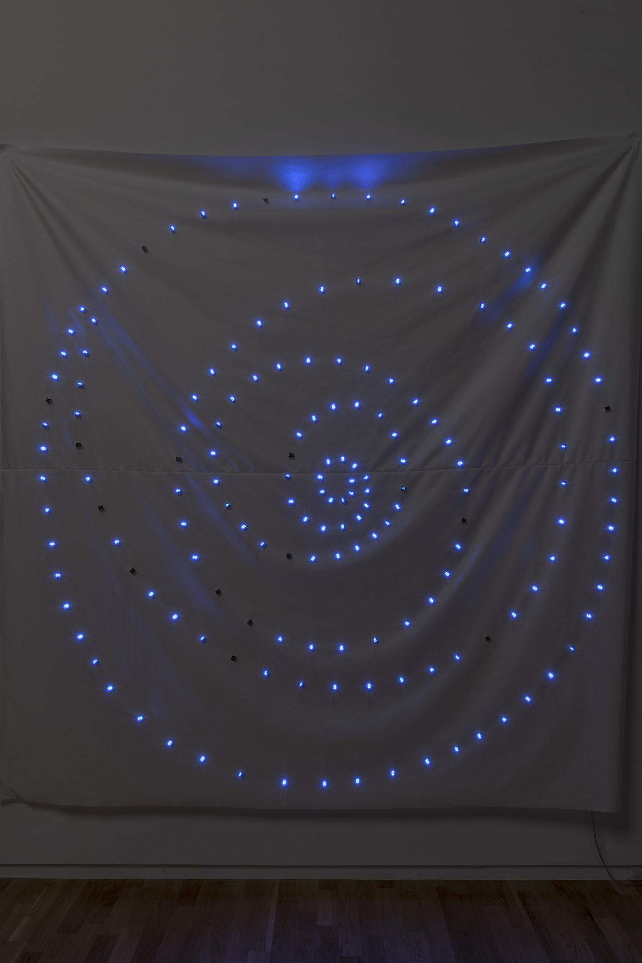 Tatsuo Mitajima, Unstable Time S - no.52020Light Emitting Diode, IC, electric wire, nylon fabric, switching power supply 220 x 220 x 1 cm, dimension variable [사진제공=갤러리 바톤]