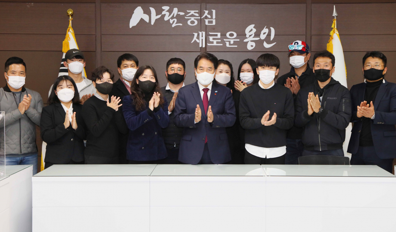 백군기 시장이 시 패러글라이딩협회 관계자들과 기념촬영을 하고 있다. [용인시 제공]