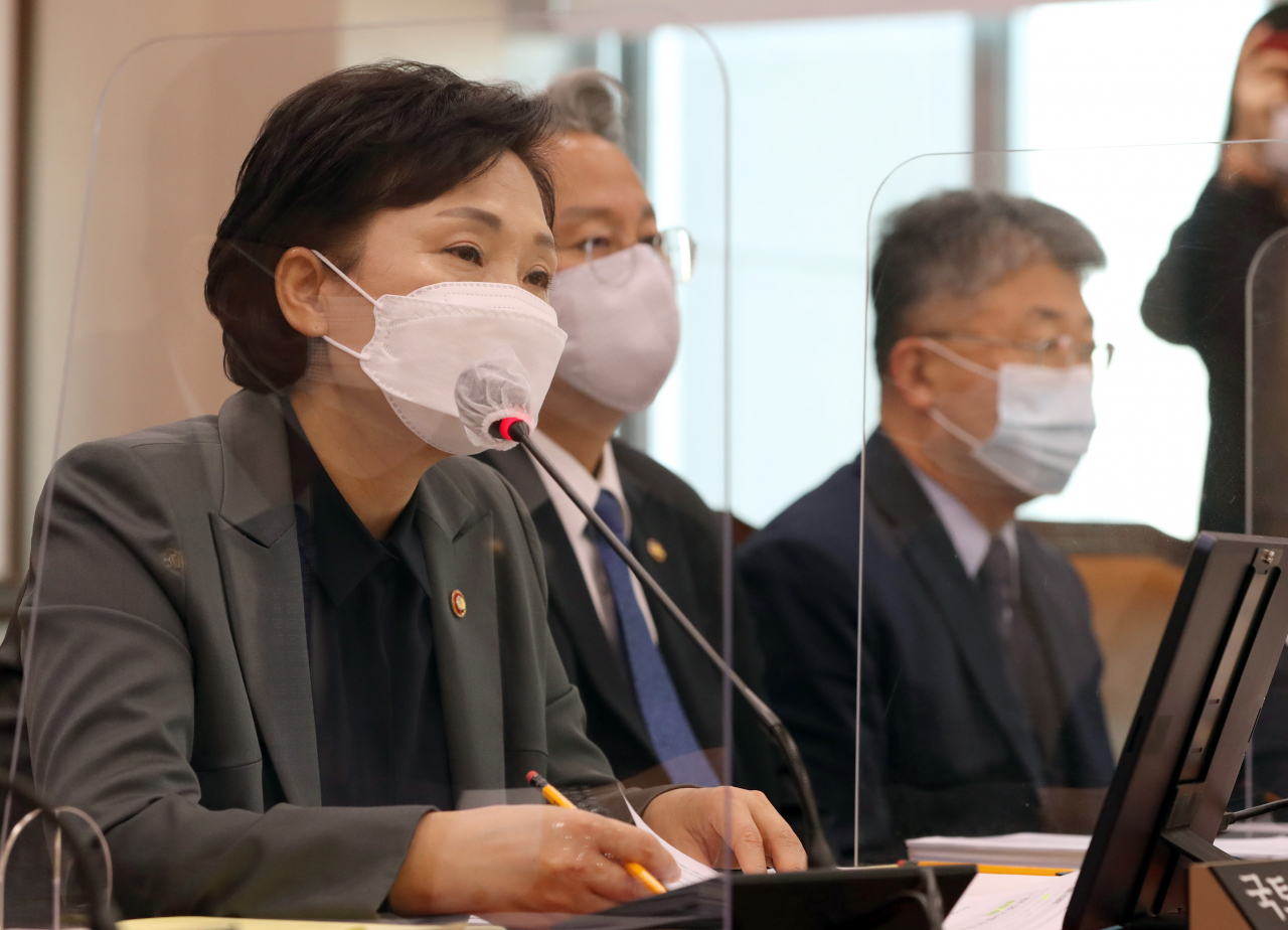 김현미 국토교통부장관이 30일 서울 국회에서 열린 국토교통위원회 전체회의에서 의원 질의에 답변하고 있다. [연합]