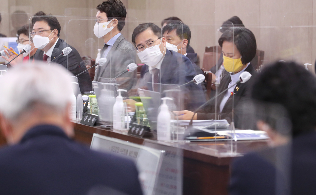 홍석준 국민의힘 위원(가운데)이 지난달 23일 오전 세종시 정부세종청사에서 열린 국회 환경노동위원회의 환경부, 기상청에 대한 국정감사에서 조명래 환경부 장관에게 질의하고 있다. [연합]