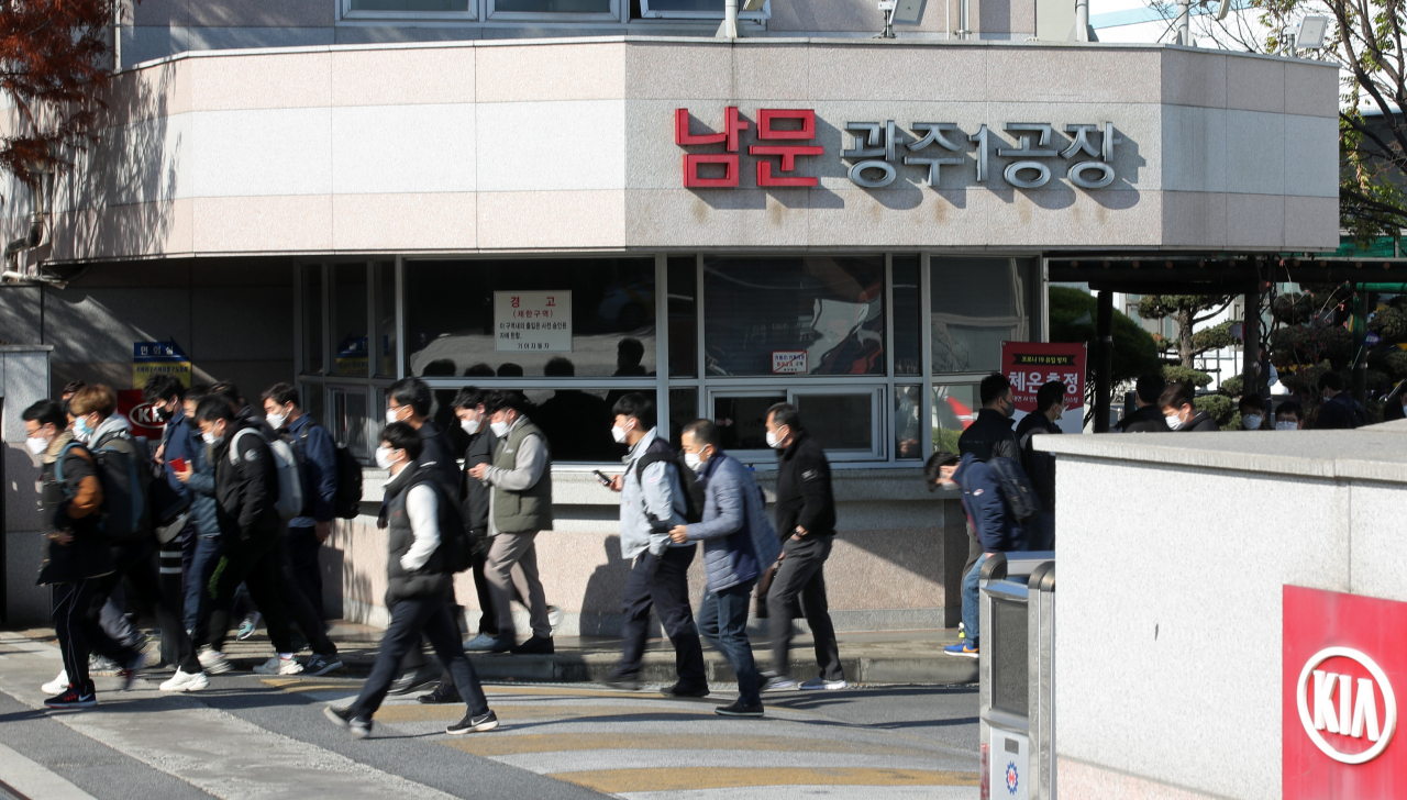 기아자동차는 30일 코로나19 확진자 4명이 나온 광주공장의 주간조 공장가동을 중단했고, 이후 추가 확진자가 없어 야간조는 정상 출근했다. 기아차 광주공장 남문 모습 [연합뉴스]