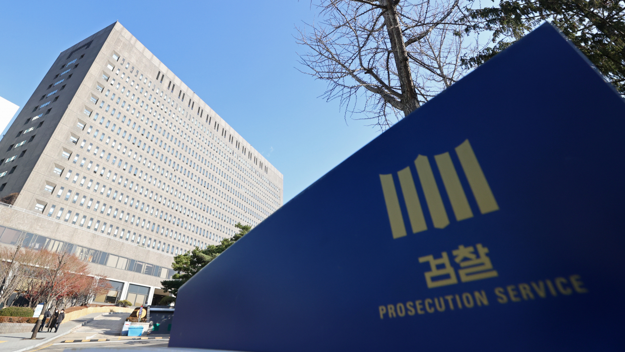 지난해 12월 한달 동안 검찰에 접수된 고소·고발 건수가 5만건을 넘어서면서 금융위기 이후 11년 만에 최대 수준으로 증가한 것으로 나타났다. 10일 대검찰청이 공개한 형사사건 동향에 따르면 지난달 접수된 고소·고발은 5만545건으로, 월 기준으로 2009년 12월(5만1561건) 이후 가장 많다. [연합]