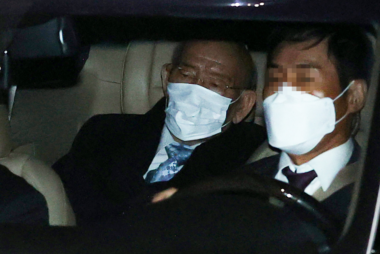 전두환 전 대통령이 30일 오후 서울 서대문구 연희동에 위치한 자택에 도착하고 있다. 전씨는 5·18 헬기 사격 목격자를 상대로 한 사자명예훼손 혐의에 대해 1심에서 징역 8개월에 집행유예 2년을 선고받았다. [연합]
