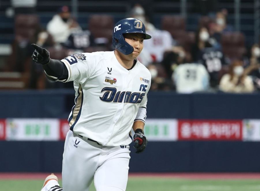 In this file photo from Nov. 17, 2020, Na Sung-bum of the NC Dinos celebrates his RBI single against the Doosan Bears in the bottom of the first inning of Game 1 of the Korean Series at Gocheok Sky Dome in Seoul. (Yonhap)