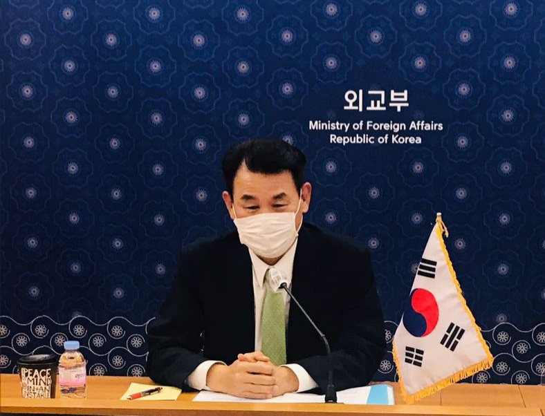 정은보 외교부 한미 방위비분담협상대사가 지난달 30일 도나 웰튼 미 국무부 정치군사국 선임보좌관과 협상단간 화상협의를 진행하고 있다. [외교부 제공]