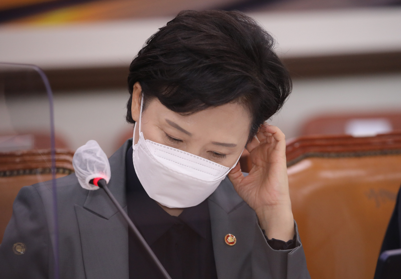 김현미 전 국토교통부 장관이 지난해 11월 30일 오전 국회에서 열린 국토교통위원회 전체회의 도중 생각에 잠겨 있다. [연합]