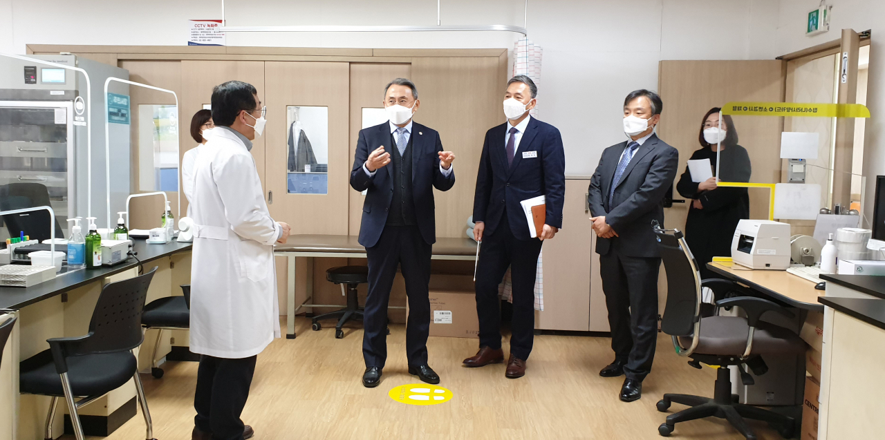 모종화 병무청장이 지난달 27일 서울지방병무청 병역판정검사장을 방문해 신체검사와 관련해 의견을 나누고 있다.[사진=병무청]