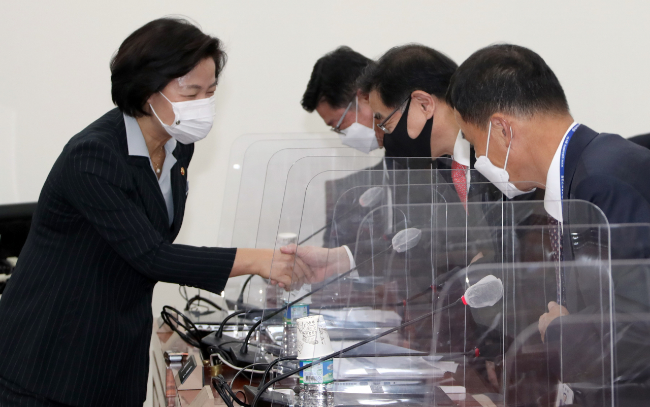 추미애 법무부 장관(왼쪽)이 13일 오전 서울 여의도 국회에서 열린 공수처장후보추천위원회 2차회의에 참석하며 임정혁(오른쪽부터), 이헌, 이찬희 위원과 인사하고 있다. [이상섭 기자/babtong@heraldcorp.com]