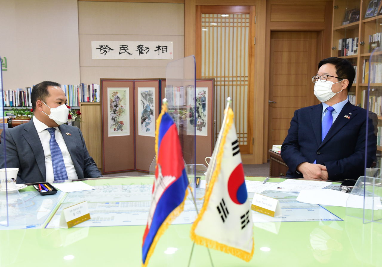 염태영 시장(오른쪽)과 롱 디멍 캄보디아 대사가 환담하고 있다. [수원시 제공]