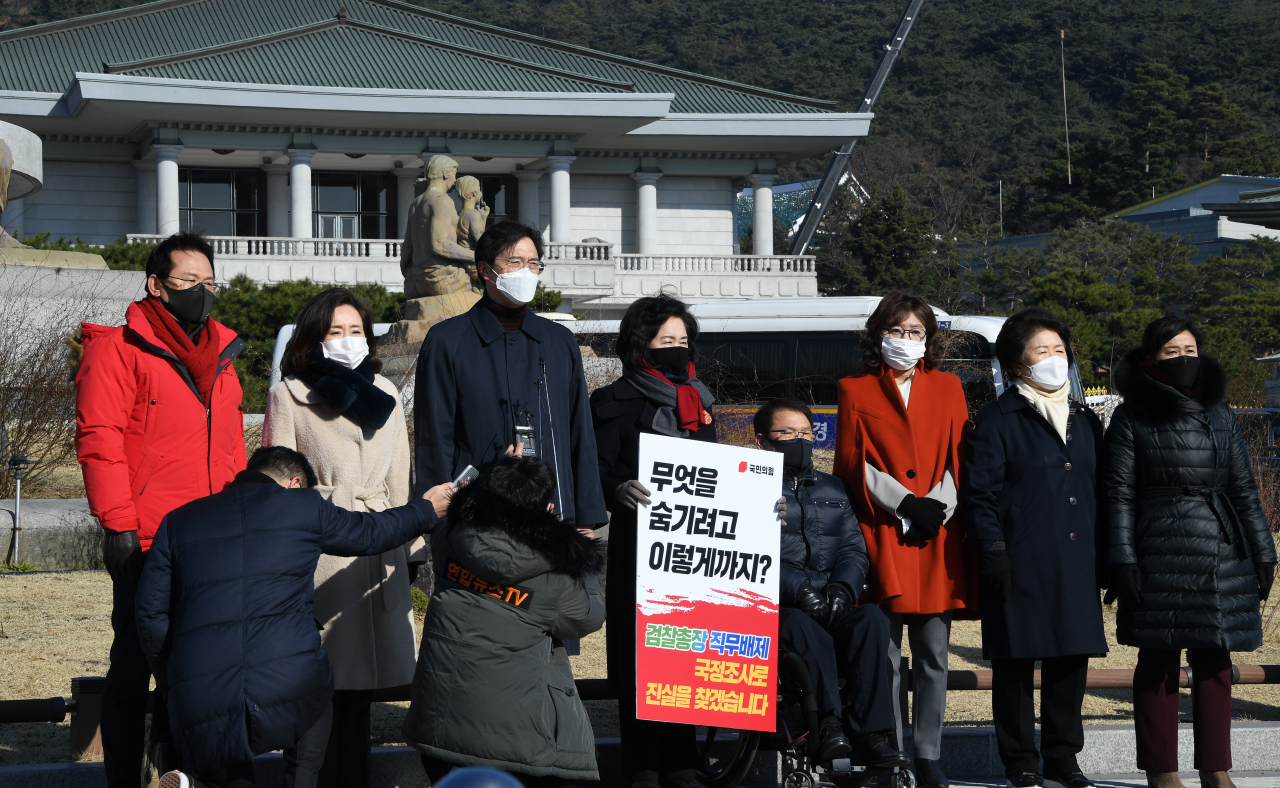 국민의힘 윤두현(왼쪽부터), 전주혜, 강민국, 조명희, 이종성, 양금희, 서정숙, 황보승희 의원이 30일 청와대 분수대 앞에서 추미애 법무부 장관과 윤석열 검찰총장의 갈등에 대한 문재인 대통령의 입장표명을 요구하고 있다. [연합]