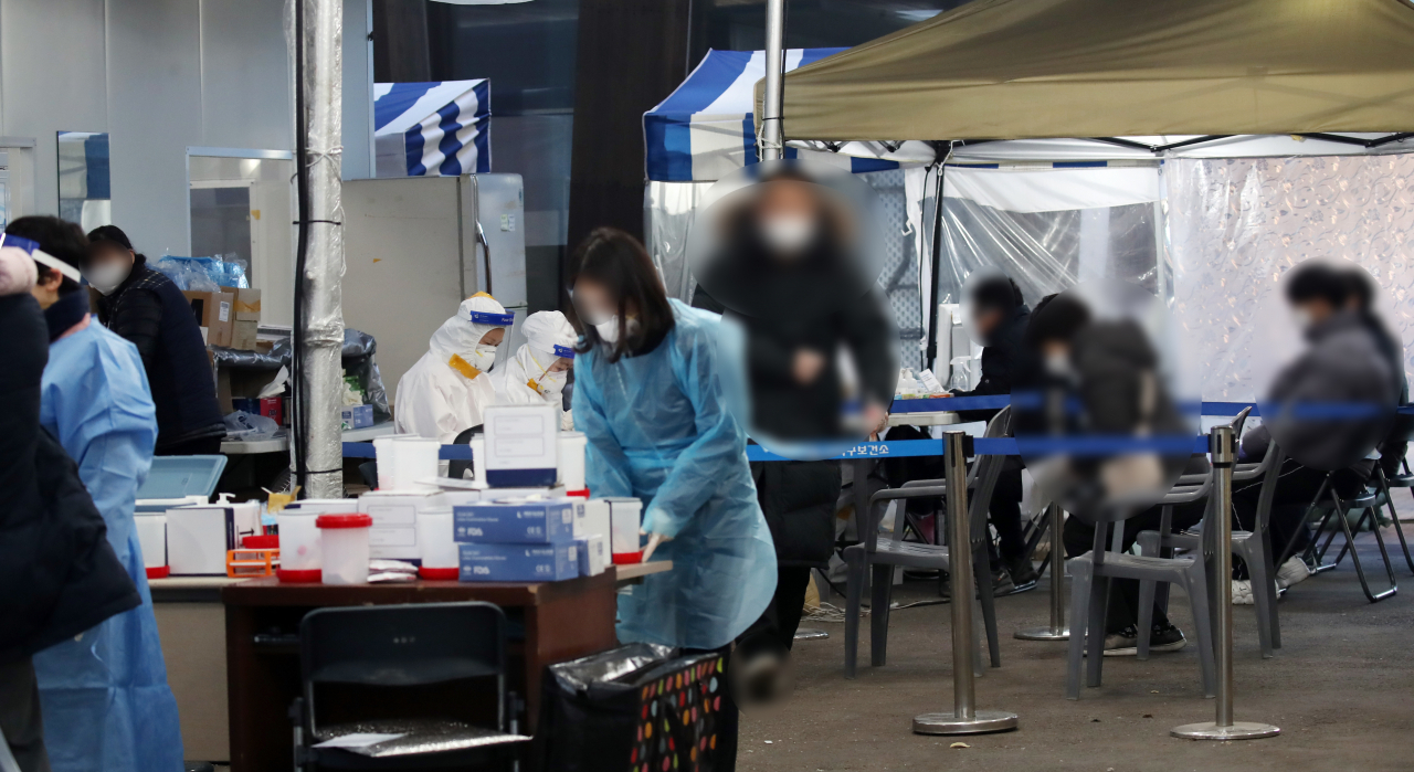 1일 오전 서울 송파구 보건소 선별진료소에서 시민들이 신종 코로나바이러스 감염증(코로나19) 검사를 받기 위해 대기하고 있다. 중앙방역대책본부는 이날 0시 기준 국내 코로나19 신규 확진자가 451명 늘어 누적 3만4652명이라고 밝혔다. 연합뉴스