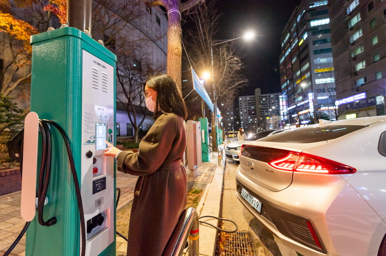지난달 30일 저녁 퇴근하는 한 운전자가 양천문화회관앞 가로등과 노상주차장을 활용해 만든 전기차 충전시스템에서 전기를 충전하고 있다. 양천구는 기존 가로등 및 노상주차장을 활용한 전기차 충전시스템을 기획, 지난달 양천문화회관 앞 노상주차장에 구축을 완료했다. 구는 ㈜가디언이엔지와 공동개발 진행해 지난 9월에 개발을 했으며, 6000만원의 예산을 투입해 충전기 5대(주차 10면)을 설치했다. [양천구 제공]