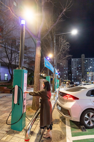 지난달 30일 저녁 퇴근하는 한 운전자가 양천문화회관앞 가로등과 노상주차장을 활용해 만든 전기차 충전시스템에서 전기를 충전하고 있다. 양천구는 기존 가로등 및 노상주차장을 활용한 전기차 충전시스템을 기획, 지난달 양천문화회관 앞 노상주차장에 구축을 완료했다. 구는 ㈜가디언이엔지와 공동개발 진행해 지난 9월에 개발을 했으며, 6000만원의 예산을 투입해 충전기 5대(주차 10면)을 설치했다. [양천구 제공]