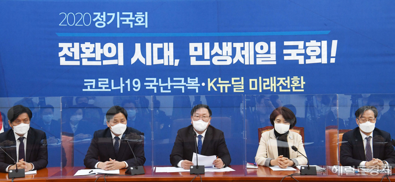 [헤럴드경제=이상섭 기자] 김태년 더불어민주당 원내대표가 1일 오전 서울 여의도 국회에서 열린 원내대책회의에서 발언을 하고 있다. babtong@heraldcorp.com