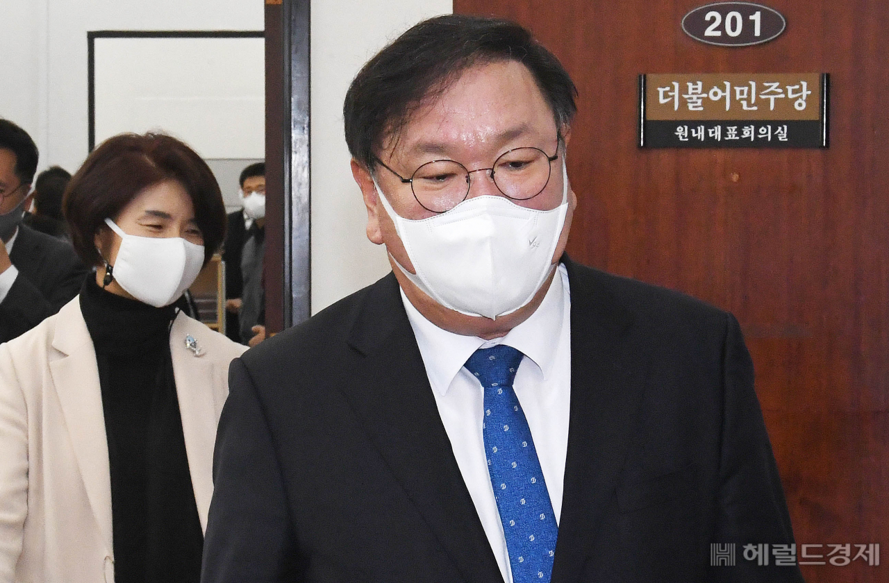 [헤럴드경제=이상섭 기자] 김태년 더불어민주당 원내대표가 1일 오전 서울 여의도 국회에서 열린 원내대책회의에 참석하고 있다. babtong@heraldcorp.com