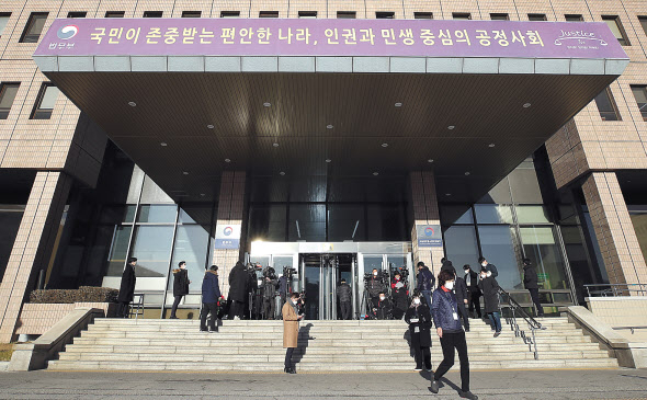 1일 오전 정부과천청사에서 윤석열 검찰총장에 대한 징계청구와 직무배제 타당성을 따질 법무부 감찰위원회 임시회의가 열린 가운데 취재진이 회의 시작 전 위원장과 위원들을 기다리고 있다. [연합]