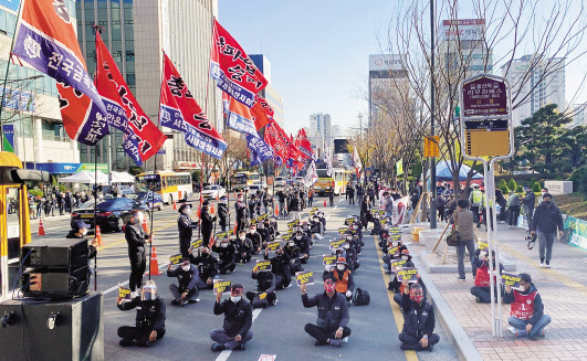 정부와 여당의 규제 입법 강행과 노동 리스크, 대외 무역 여건 변화로 주요 기업들의 내년 기업 환경이 극도로 악화하고 있다. 사진은 민주노총 울산본부가 지난달 총파업을 진행하고 있는 모습. [연합]