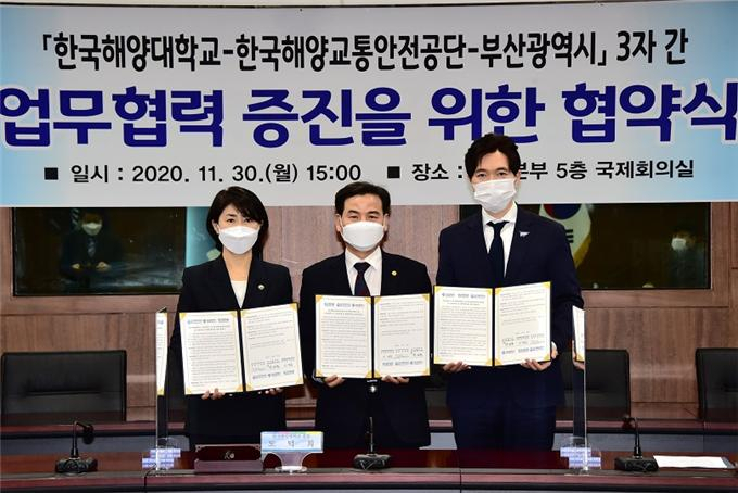박성훈 부산시 경제부시장과 이연승 한국해양교통안전공단 이사장, 도덕희 한국해양대학교 총장이 ‘해양안전연구협력센터’ 구축의 성공적 추진을 위한 업무협약을 체결했다. [부산시 제공]