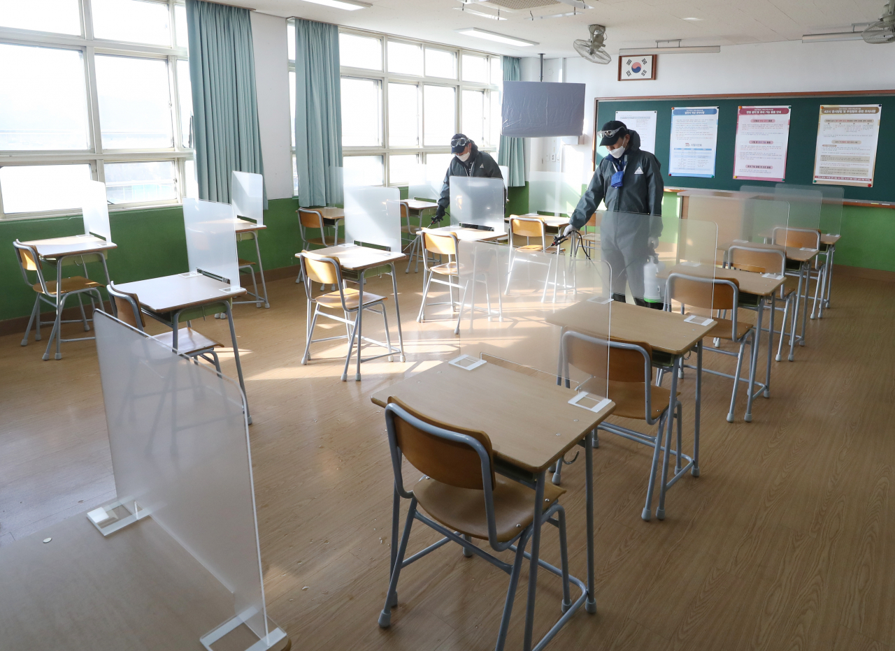 2021학년도 대학수학능력시험을 이틀 앞둔 1일 오전 울산시 중구 중앙고등학교에서 방역업체 관계자들이 수능 시험실을 방역하고 있다. 연합뉴스