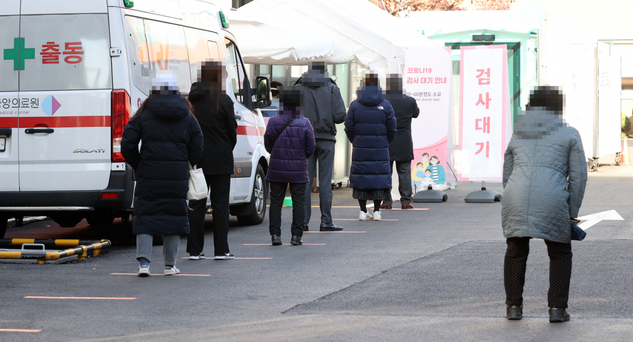 1일 오전 서울 중구 국립중앙의료원에 마련된 신종 코로나바이러스 감염증(코로나19) 선별 진료소에서 검사를 받으려는 시민들이 줄을 서고 있다. 연합뉴스