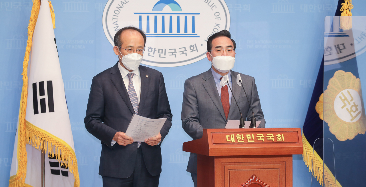 [헤럴드경제=이상섭 기자]국회 예산결산특별위원회의 더불어민주당 박홍근 간사(오른쪽)와 국민의힘 추경호 간사가 1일 국회 소통관에서 2021회계연도 예산안 처리를 위한 합의문을 발표하고 있다. babtong@heraldcorp.com