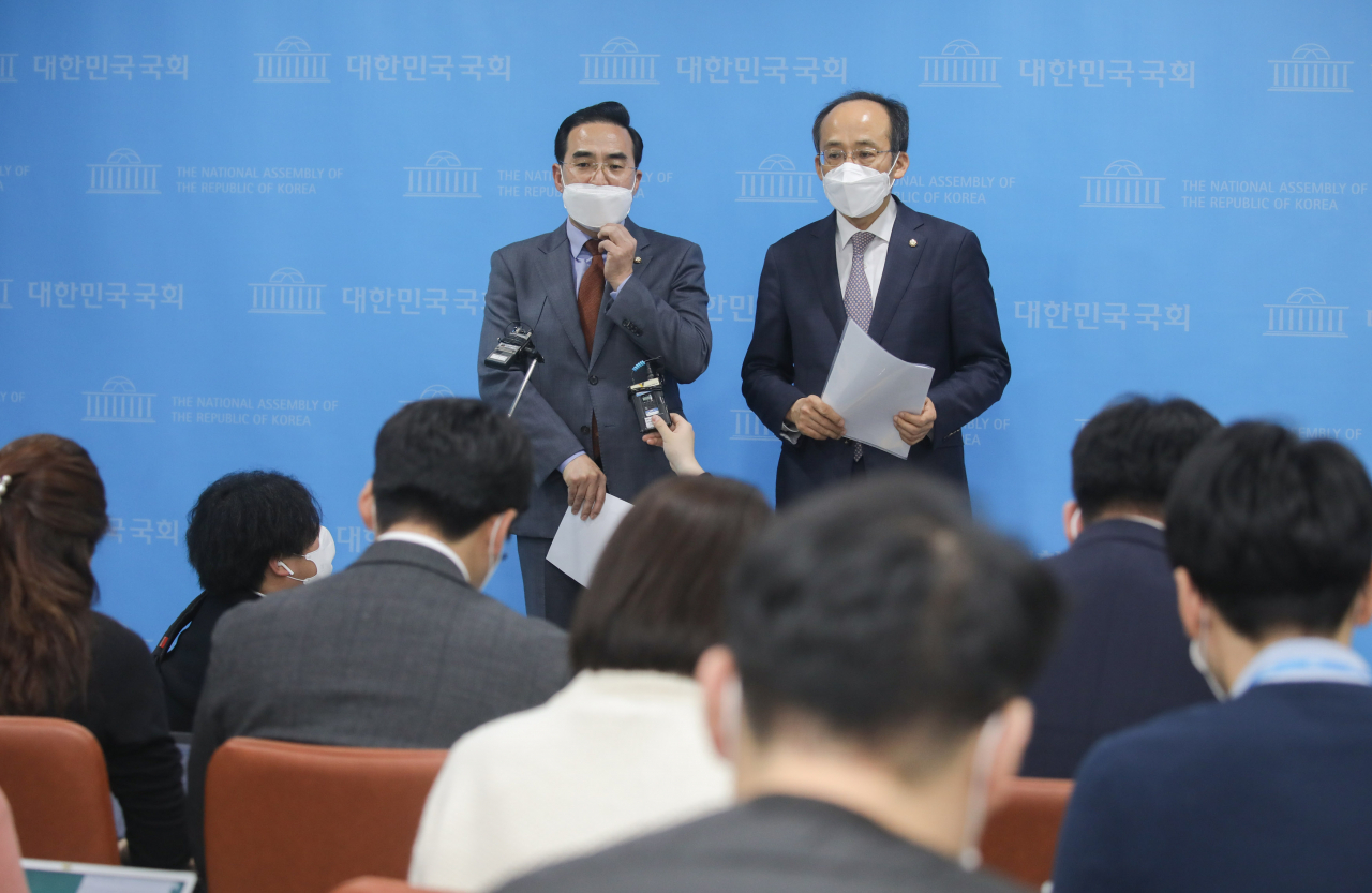 국회 예산결산특별위원회의 박홍근 더불어민주당 간사(오른쪽)와 추경호 국민의힘 간사가 1일 국회 소통관에서 2021회계연도 예산안 처리를 위한 합의문을 발표한 뒤 취재진과 인터뷰하고 있다. [헤럴드경제=이상섭 기자]