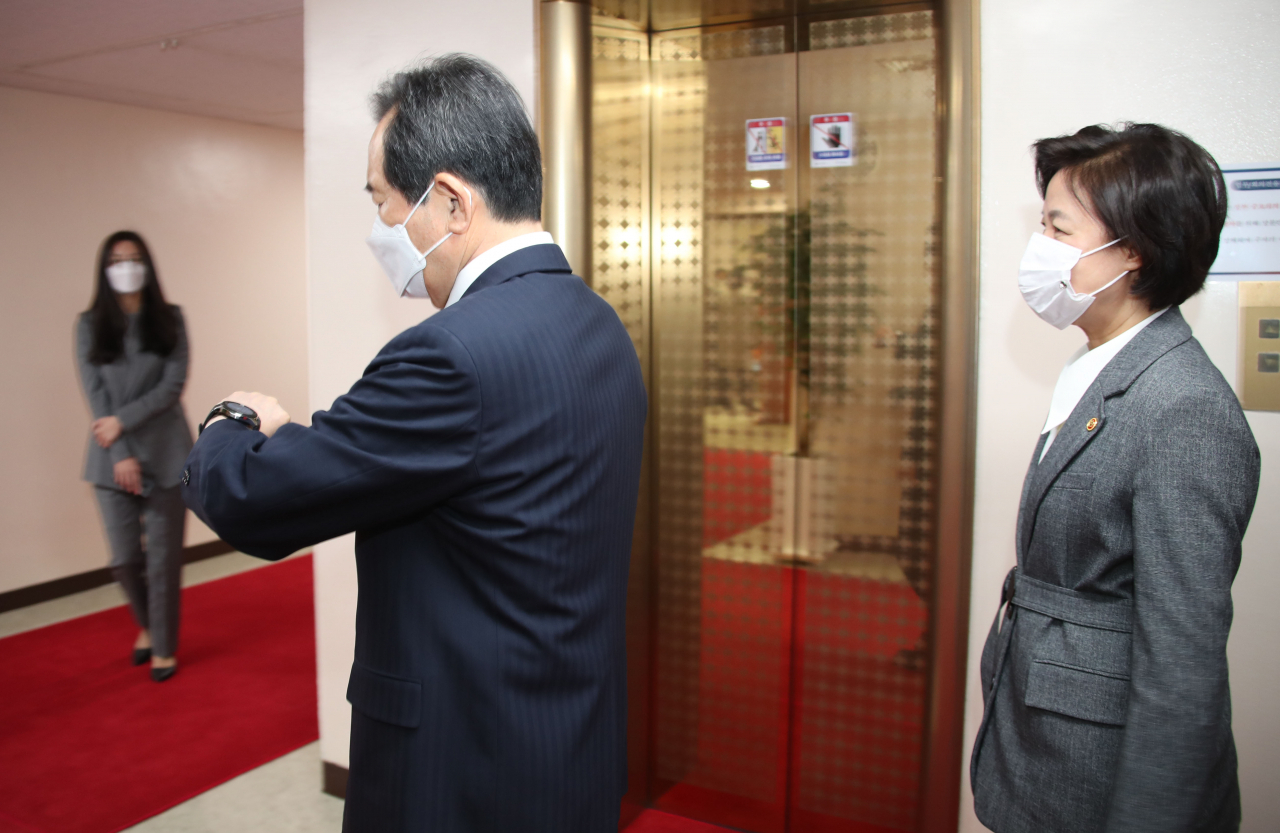 정세균 국무총리가 1일 정부서울청사에서 열린 국무회의에 추미애 법무부 장관과 함께 참석하고 있다. [연합]