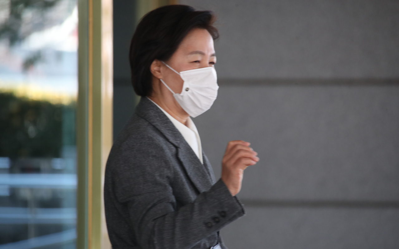 추미애 법무부 장관이 1일 국무회의를 마치고 정부서울청사를 나서고 있다. [연합]