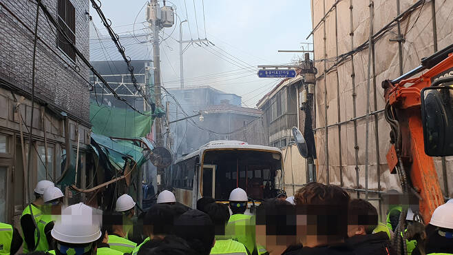 철거 문제를 놓고 재개발조합과 갈등을 빚어온 서울 성북구 장위동 사랑제일교회에서 명도 집행이 26일 새벽 시작돼 7시간 만에 중단됐다. 사진은 신도들이 교회 길목에 버스 등에 차량을 세워둔 모습. [연합]