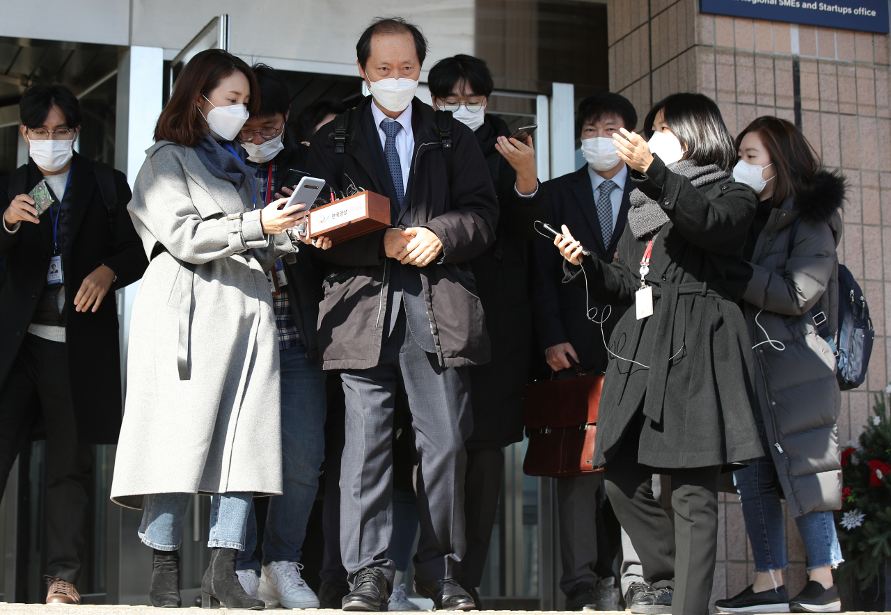 윤석열 검찰총장 측 대리인인 이완규 변호사가 1일 정부과천청사 법무부에서 열린 감찰위원회 임시회의에서 의견진술을 마친 뒤 건물을 나오고 있다. [연합]