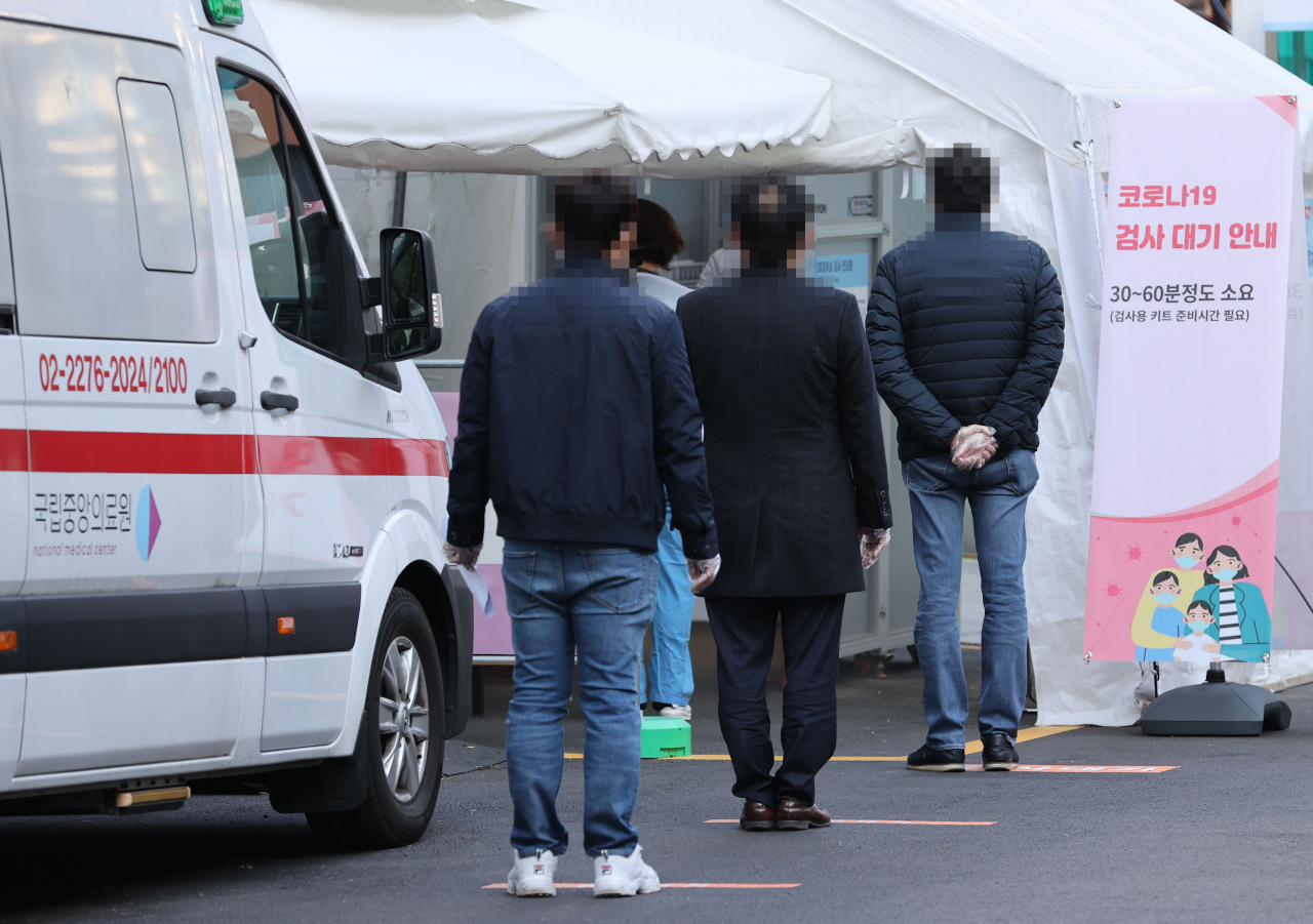 1일 오전 서울 중구 국립중앙의료원에 마련된 신종 코로나바이러스 감염증(코로나19) 선별 진료소에서 검사를 받으려는 시민들이 줄을 서고 있다. [연합]