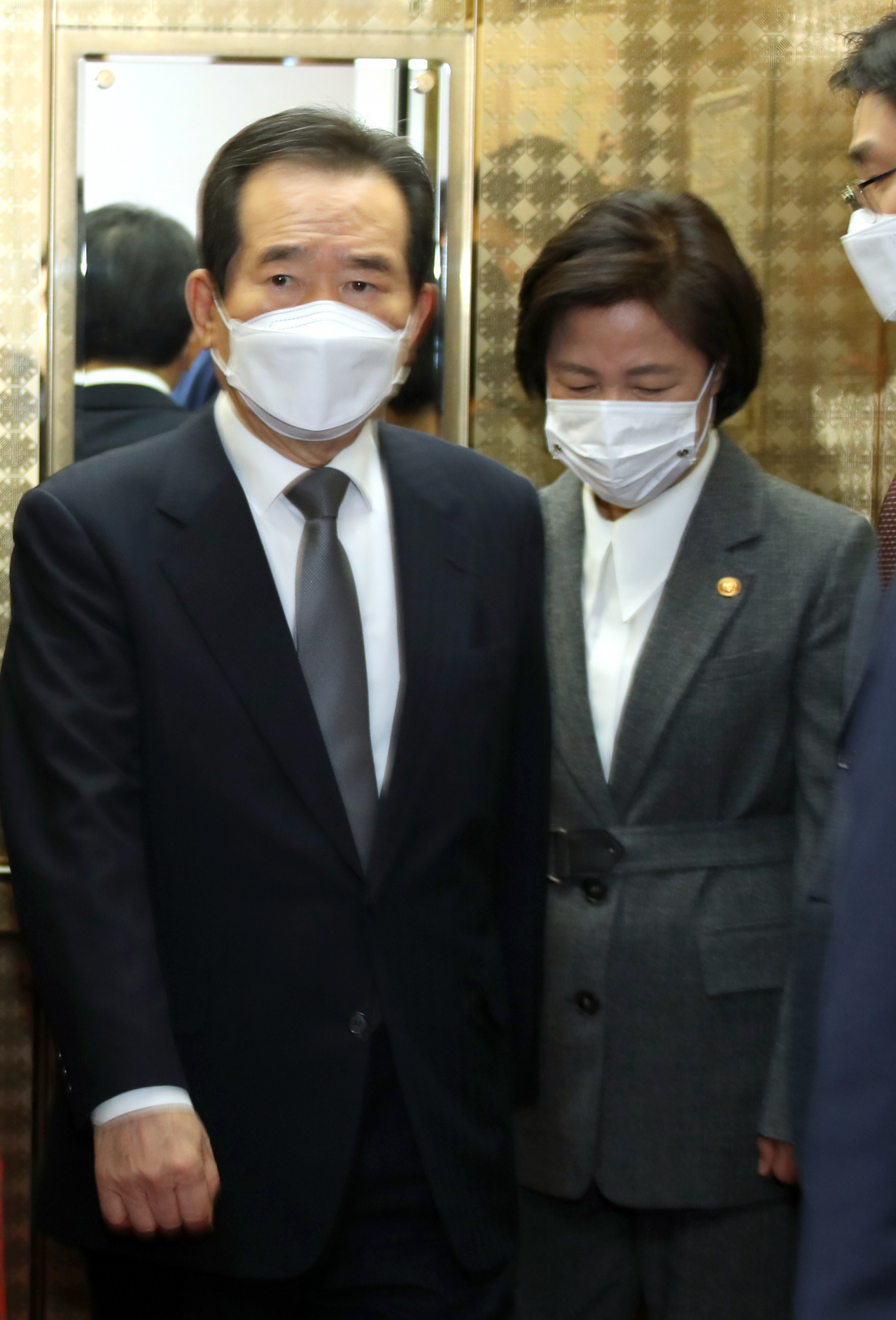 정세균 국무총리가 1일 정부서울청사에서 열린 국무회의에 추미애 법무부 장관과 함께 참석하고 있다. [연합]