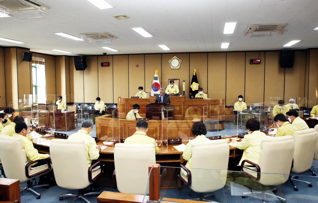 윤상기 하동군수가 1일 열린 제296회 군의회 정례회 제1차 본회의에서 2021년 새해 예산안 상정을 앞두고 시정연설을 했다. [하동군 제공]