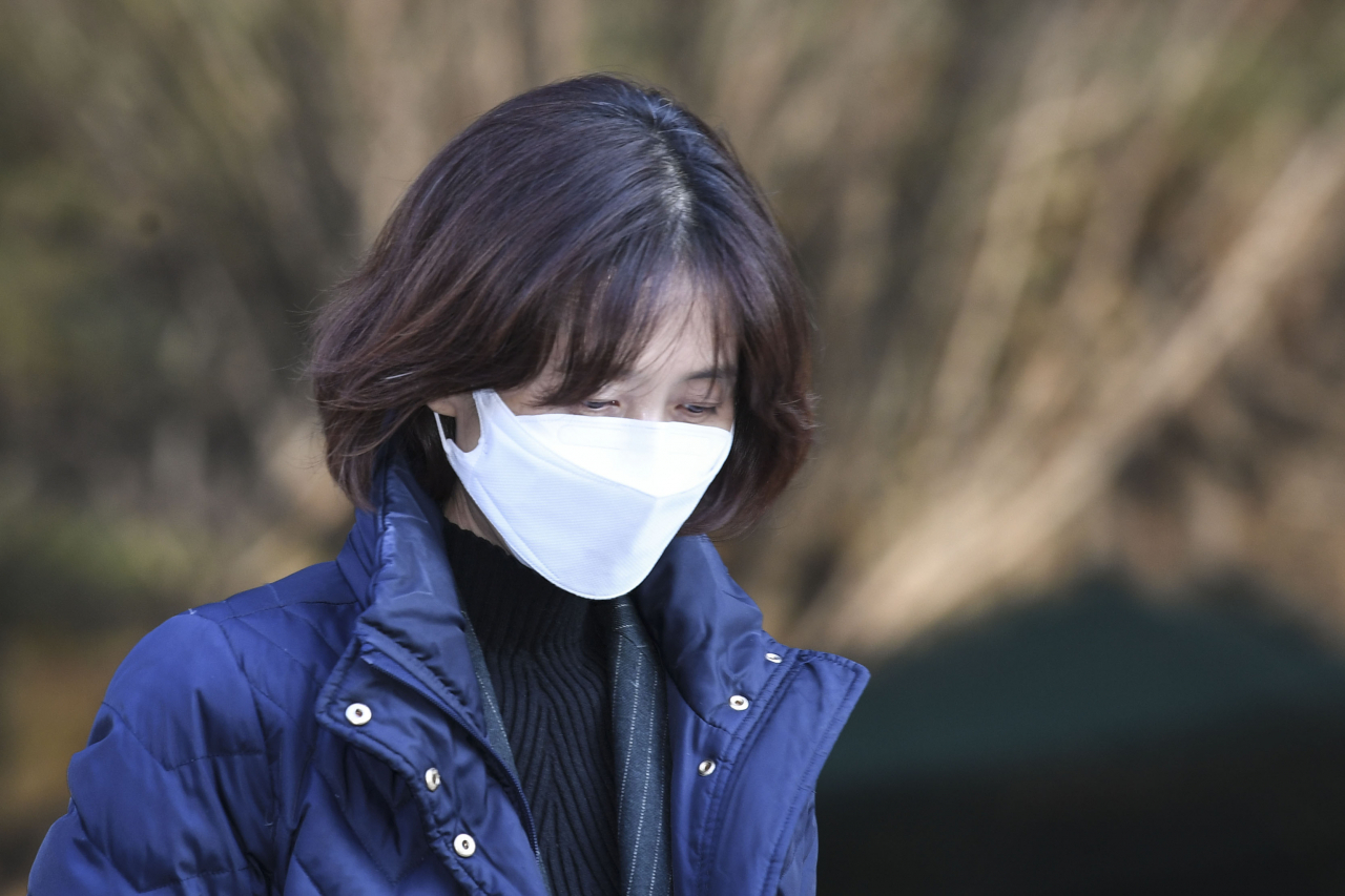 지난 1일 오전 박은정 감찰담당관이 윤 총장에 대한 감찰 타당성을 검토하는 법무부 감찰위원회 참석 후 정부과천청사 법무부 청사를 나서고 있다. [연합]