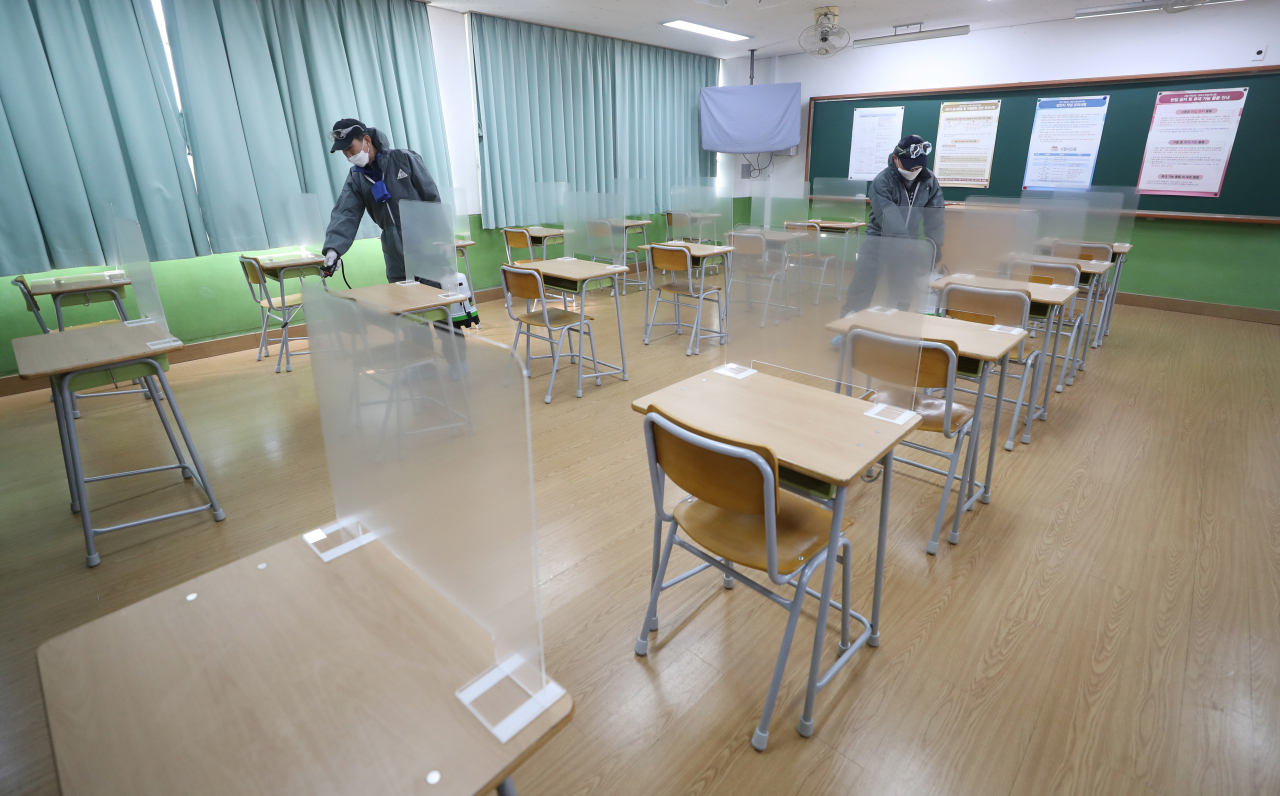 2021학년도 대학수학능력시험을 이틀 앞둔 1일 오전 울산시 중구 중앙고등학교에서 방역업체 관계자들이 수능 시험실을 방역하고 있다. [연합]