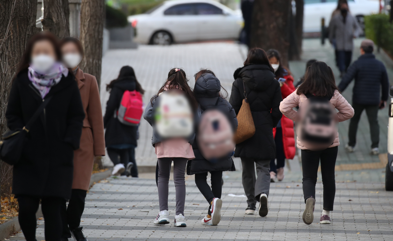 수도권 사회적 거리 두기가 2단계로 격상된 지난 달 24일 오전 서울의 한 초등학교에서 어린이들이 등교하고 있다. [연합]