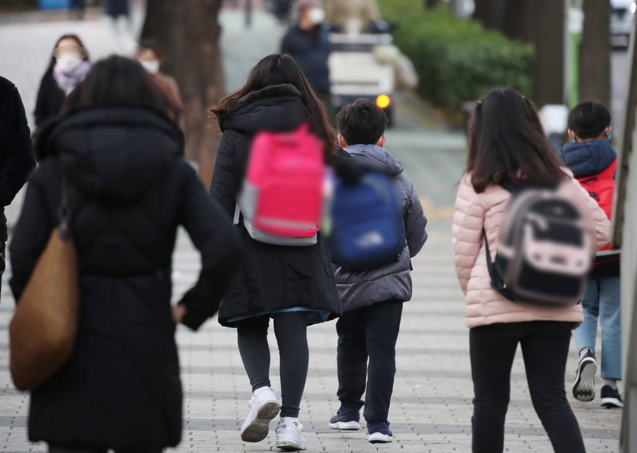 수도권 사회적 거리 두기가 2단계로 격상된 가운데 서울의 한 초등학교에서 어린이들이 등교하고 있다. [연합]