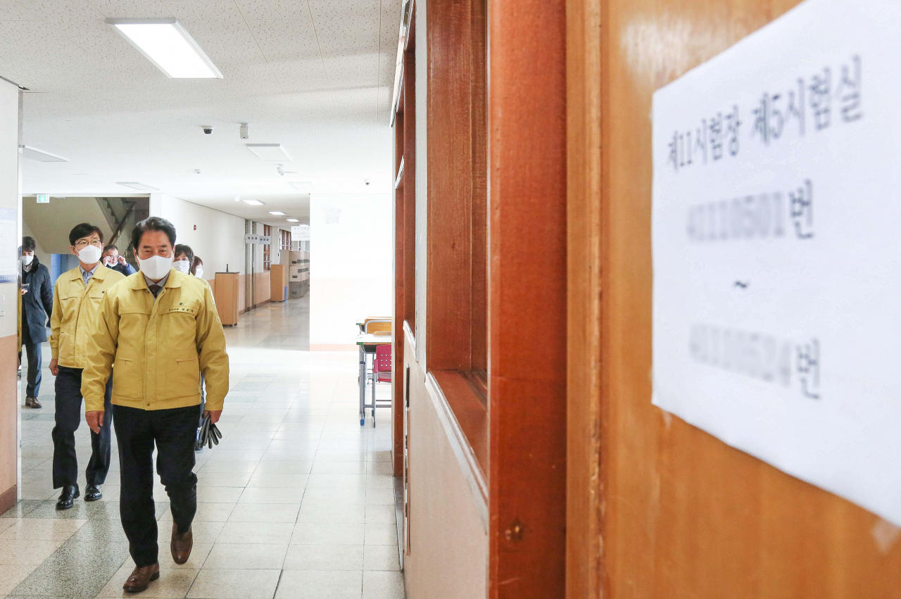 백군기 시장이 기흥구 청덕고, 보라중 등 수능시험장을 찾아 방역 실태를 점검하고 있다. [용인시 제공]