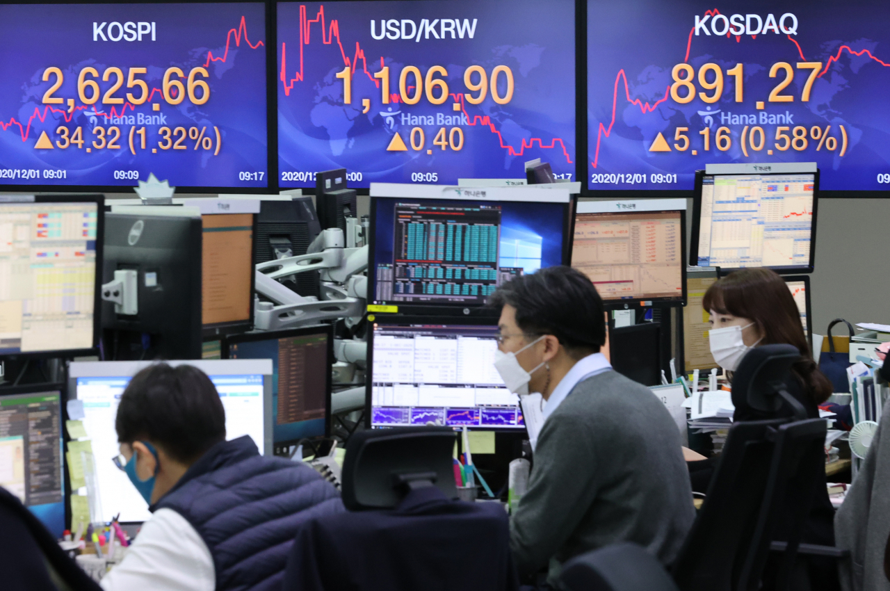12월의 첫날 코스피가 반등하며 이틀만에 사상 최고치로 장을 마감했다. 이날 서울 중구 하나은행 딜링룸 모습. [연합]