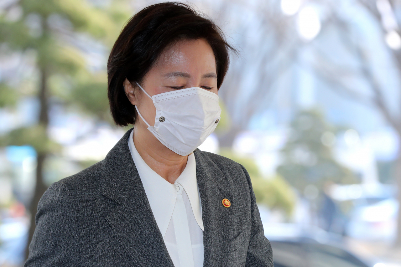 추미애 법무부 장관이 1일 오전 국무회의에 참석하기 위해 정부서울청사에 도착해 국무회의장으로 향하고 있다. [연합]