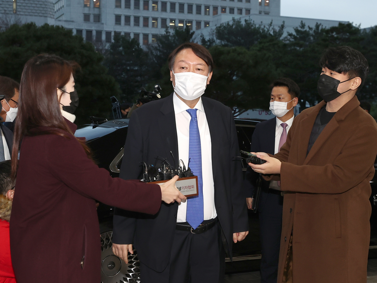 추미애 법무부 장관의 직무 배제 결정으로 출근하지 못했던 윤석열 검찰총장이 1일 오후 서울 서초구 서초동 대검찰청으로 출근하고 있다. 윤 총장은 지난달 24일 추미애 법무부 장관의 업무정지 명령으로 출근하지 못하다 서울행정법원의 직무 배제 명령 효력 임시 중단 결정이 나오자마자 청사로 출근했다. 연합뉴스
