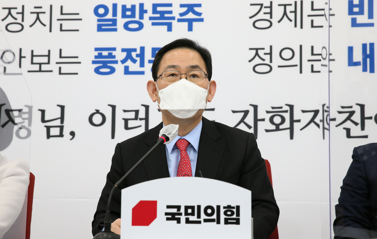 주호영 국민의힘 원내대표가 1일 오후 국회에서 기자회견을 열고 서울행정법원의 윤석열 직무배제 명령 효력 임시 정지 결정에 대해 입장을 밝히고 있다. [헤럴드경제=이상섭 기자]
