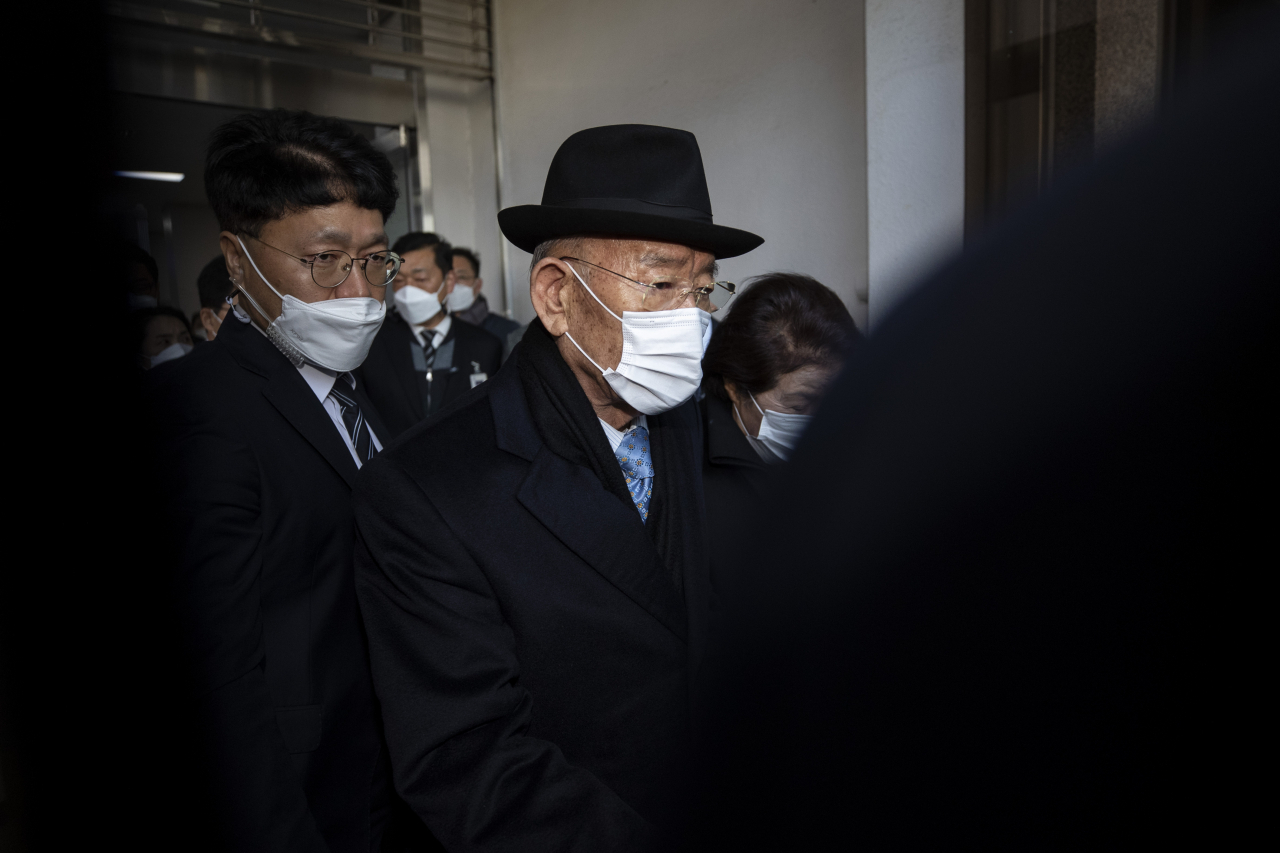 지난달 30일 오후 전두환 전 대통령이 광주 동구 지산동 광주지방법원을 나서고 있다. 전 씨는 5·18 민주화운동 당시 헬기 사격을 목격했다고 증언한 고(故) 조비오 신부를 회고록에서 비난하고 명예를 훼손한 혐의로 재판에 넘겨져 이날 1심 재판부로부터 징역 8개월에 집행유예 2년의 유죄 판결을 받았다. [연합]