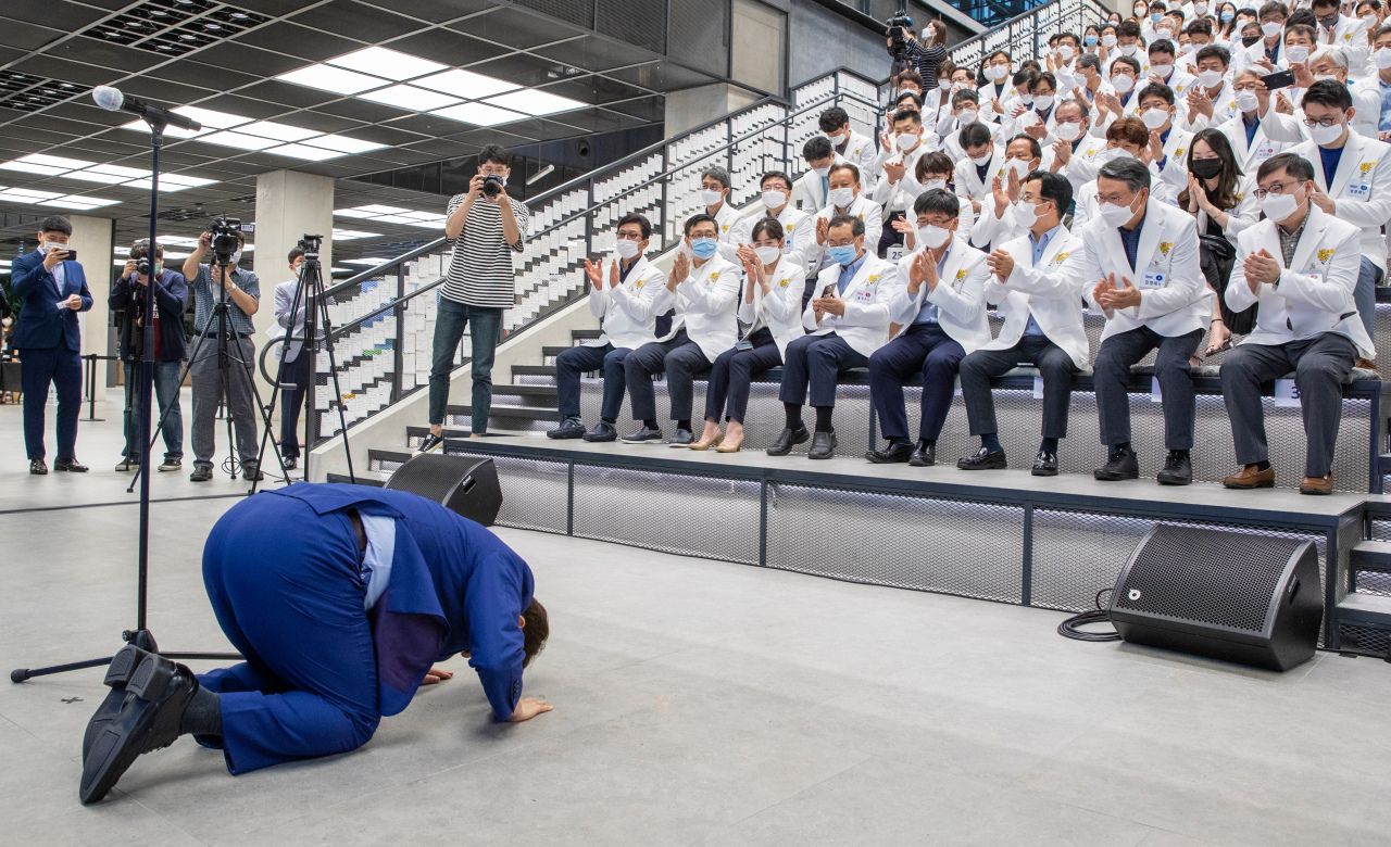 Daegu Mayor Kwon Young-jin honors doctors who volunteered to help the city at a Seoul venue in July. (Daegu Office)