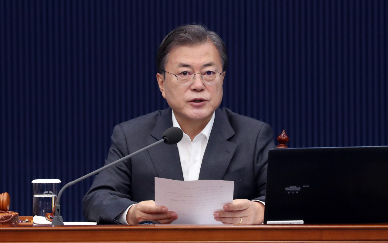 문재인 대통령이 1일 청와대에서 영상 국무회의를 주재하고 있다. [연합]