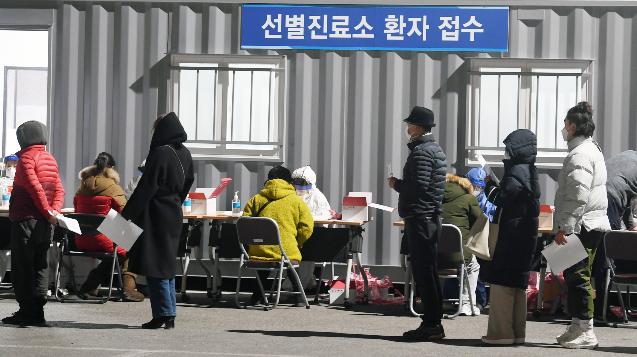 지난 1일 강릉시보건소 선별진료소를 찾은 시민들이 검사를 받기 위해 대기하고 있다. [연합뉴스]
