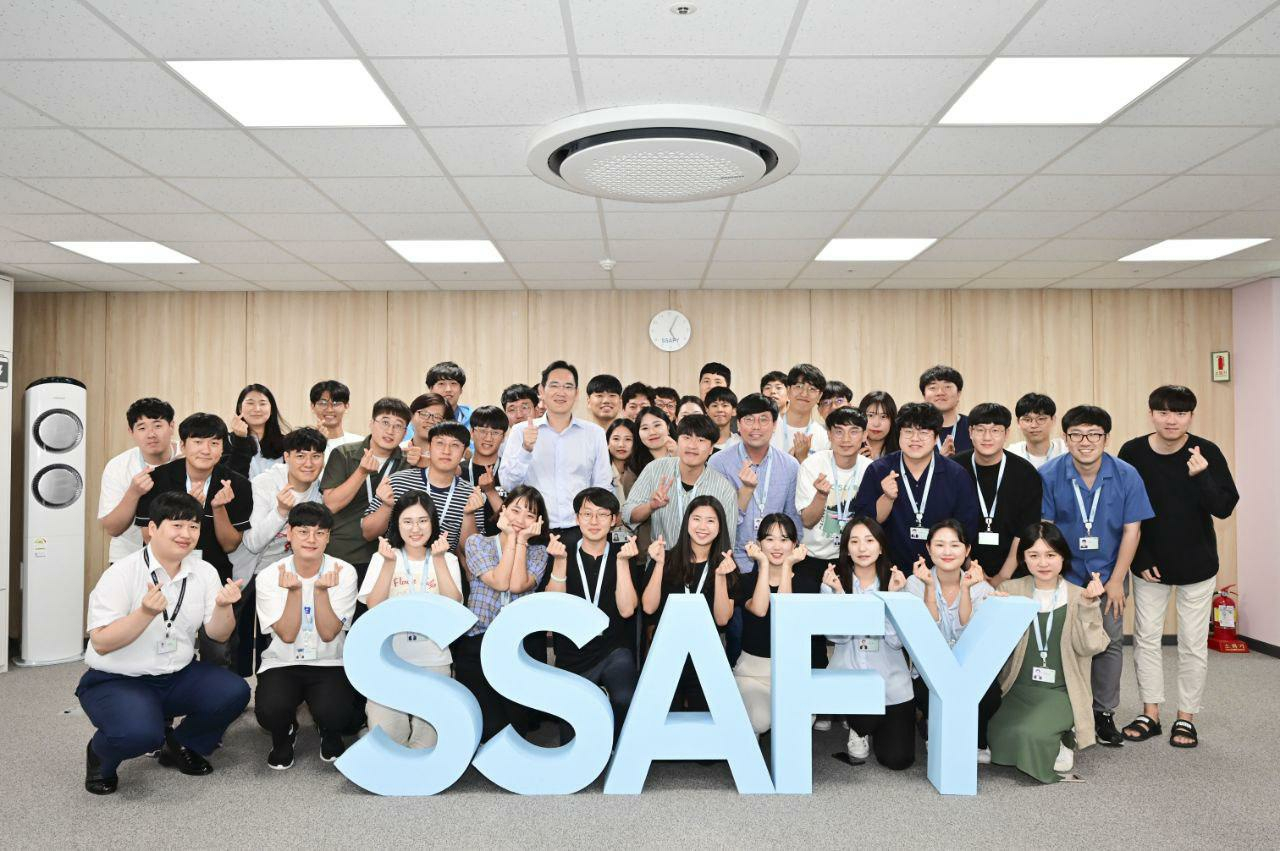 이재용 삼성전자 부회장이 지난해 8월 광주 'SSAFY(삼성 청년 소프트웨어 아카데미)' 교육 현장을 방문해 교육생들을 격려하고 기념사진을 촬영하고 있다. [삼성전자 제공]