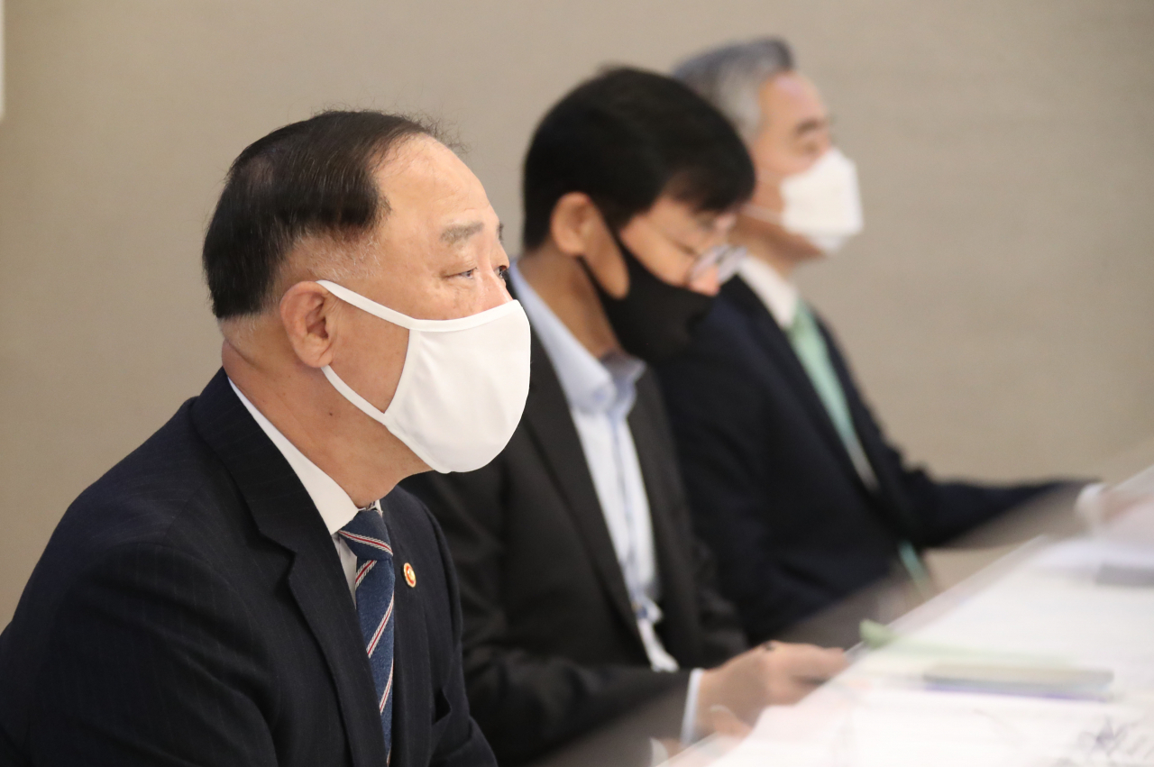 홍남기 경제부총리 겸 기획재정부 장관이 2일 오전 정부서울청사 국무위원식당에서 열린 제11차 부동산시장 점검 관계장관회의를 주재하며 발언하고 있다. [연합]